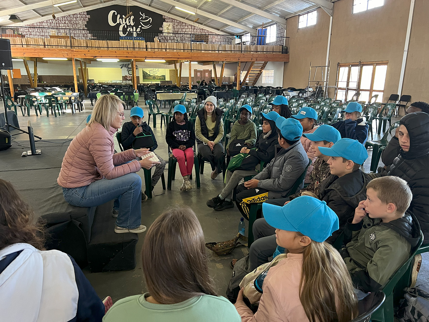 Die tieners luister aandagtig terwyl Natasja hulle raad gee oor hoe om boelies te hanteer by winter J&T 2024. Foto geneem deur Landi Havenga 