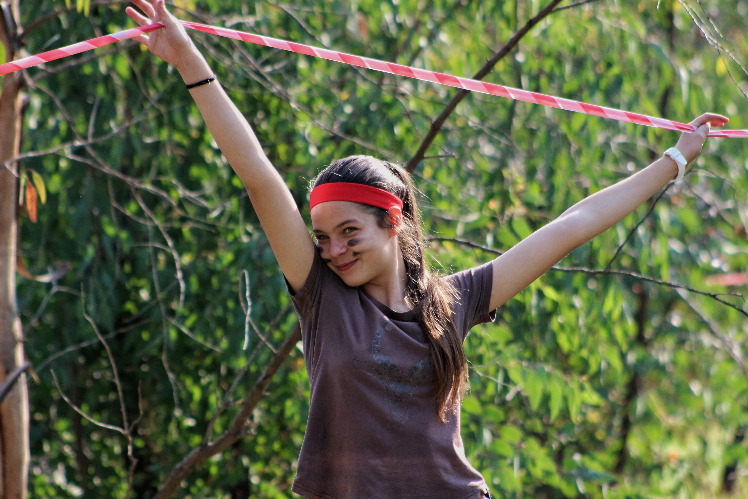 Tiener besig om te wag vir sy kans om te ZipLine. Martenique Torlage